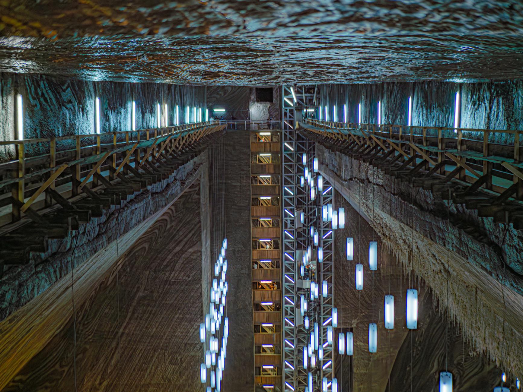 Podziemia Kopalni Soli Bochnia podczas koncertu urodzinowego - widok na scenę i publiczność