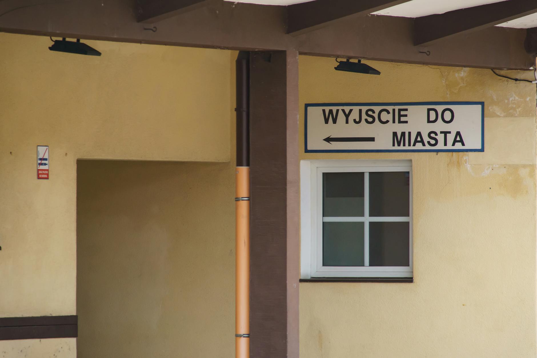 Inspektor Państwowej Inspekcji Pracy podczas kontroli w Urzędzie Miasta Bochnia, badający prawa pracownicze.