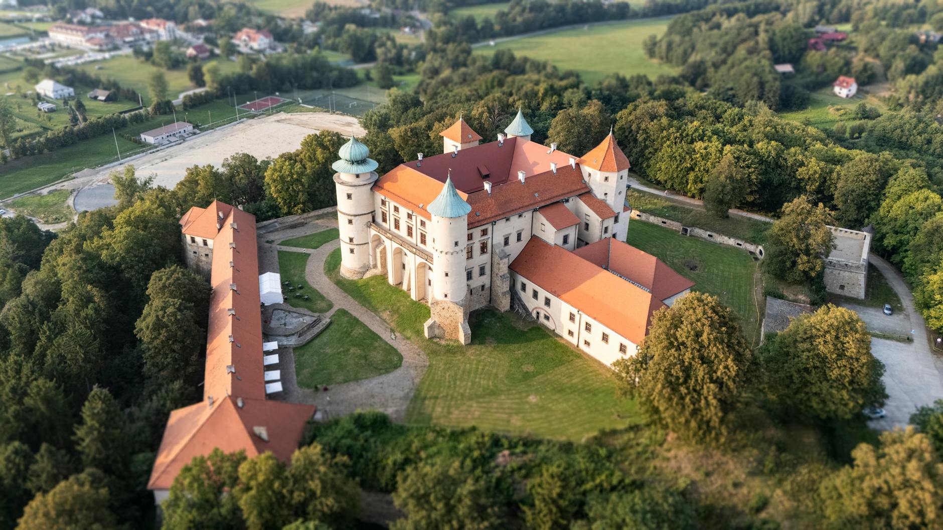 Ilustracja przedstawiająca nowoczesny budynek żłobka, symbolizujący nowe żłobki w Bochni i dofinansowanie