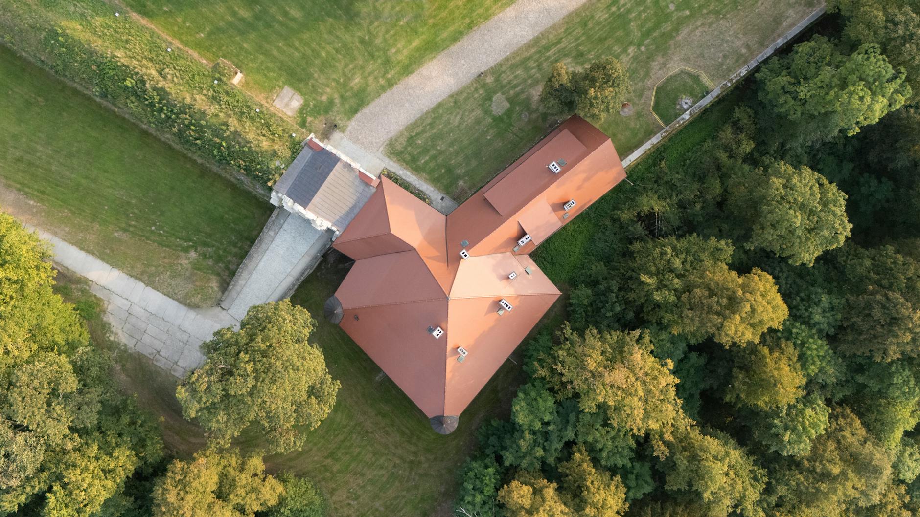 Mała sala kina Regis w Bochni, która przejdzie cyfrową modernizację dzięki dotacji 182 tys. zł